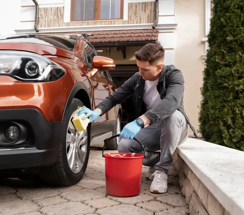Lavage auto à domicile Saint-Laurent-la-Gâtine : professionnel intervenant sur un véhicule